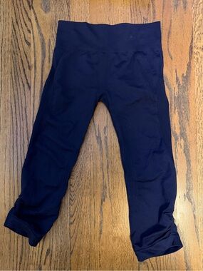 GAPFit Navy Capri Leggings with Ruched Hem